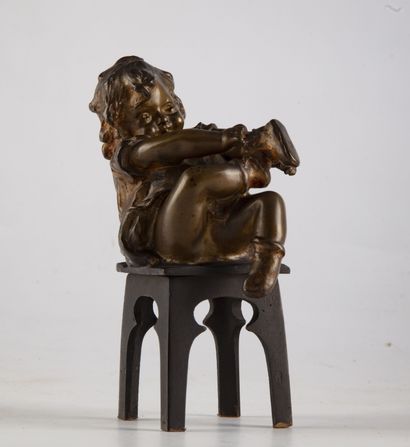null ECOLE FRANCAISE DU Début du XXe
Petite fille assise
Bronze
H. : 5 cm