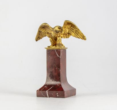 null Porte montre en bronze doré en forme d'aigle aux ailes déployées, piedestal...