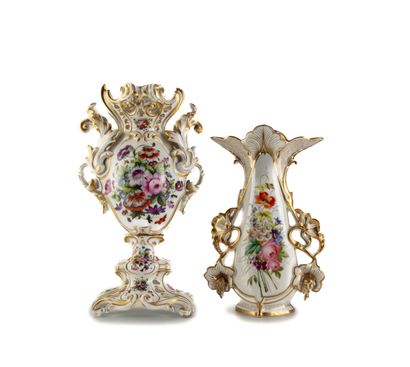 null PARIS
Deux vases d'église en porcelaine à décor polychrome de fleurs. XIXe
H....