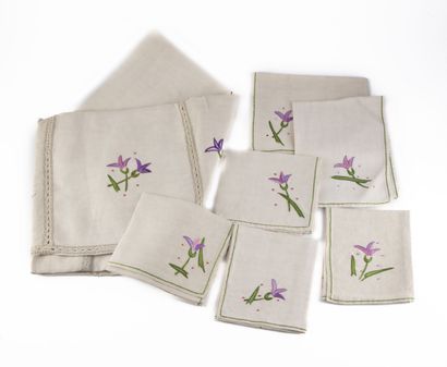 null Nappe et ses 6 serviettes brodés de fleurs 
Dimensions de la nappe: 190 cm x...