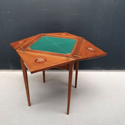 null Petite table à jeux « mouchoir » en bois de placage et décor en marqueterie...