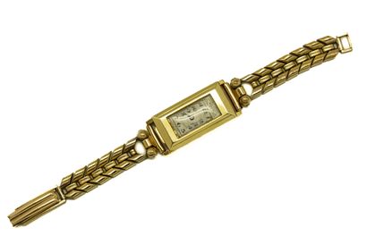 ROLLS Maison ROLLS
Montre de dame en or jaune de forme rectangulaire, bracelet en...