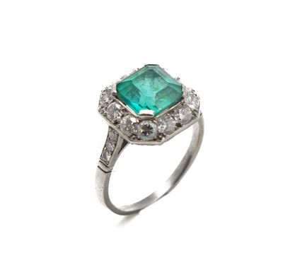 null Circa 1920
Platinum ring set with a cut emerald surrounded by diamonds
TDD :...