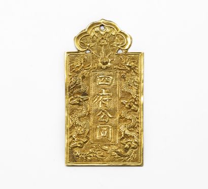 VIETNAM VIETNAM
Yellow gold pendant, inscription "Tur phu công dong" (four palaces),...