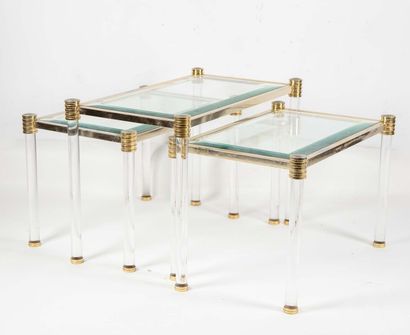 null Suite de trois tables basses de forme rectangulaire à plateau de verre biseauté,...