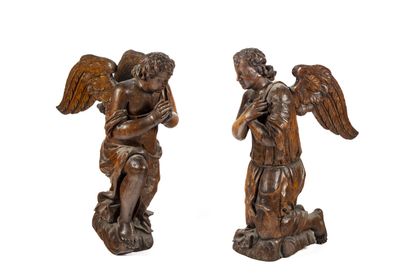 null Deux sculptures pouvant former une paire en bois naturel représentant des Anges...