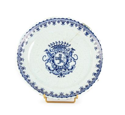 ROUEN XVIIIe ROUEN - XVIIIe 
Assiette en faïence émaillée à décor en bleu et blanc...