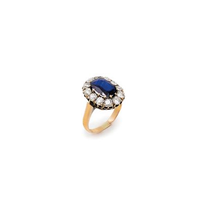 null Antique ring in yellow gold with a central sapphire surrounded by diamonds
TDD...