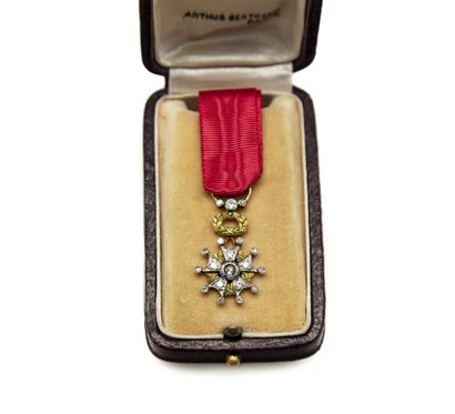 MAISON ARTHUS BERTRAND ARTHUS BERTRAND House 
Diamond-paved Legion of Honor decoration
In...