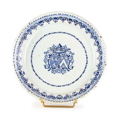 ROUEN XVIIIe ROUEN - XVIIIe 
Assiette en faïence émaillée en bleu et blanc à décor...