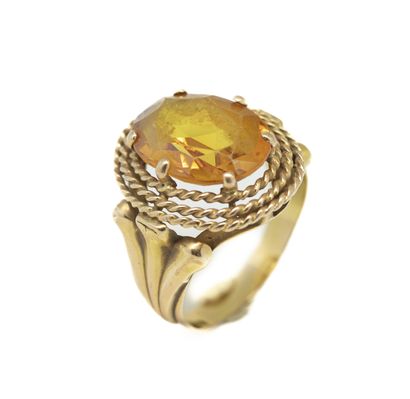 null Yellow gold ring set with a claw-set oval faceted citrine.
TDD : 59
Gross weight:...