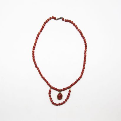 null Necklace adorned with rough coral balls
Length: 45.5 cm