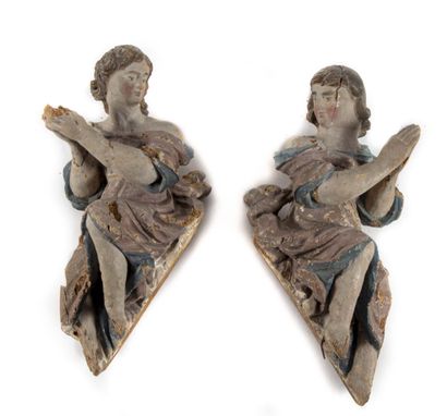 null Paire d'angelots en bois sculpté polychrome
Epoque XVIIIe
L. : 56 cm 
Accidents...