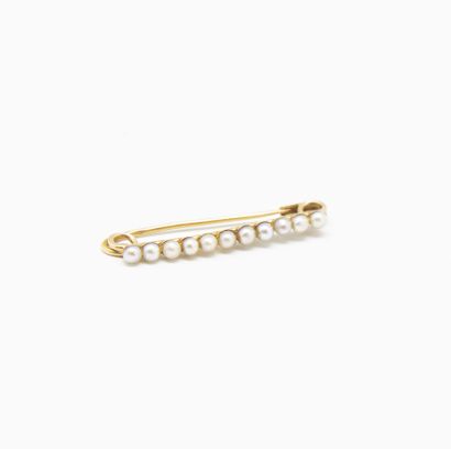 null Gold bib brooch adorned with fine pearls 
Gross weight: 1.5 g
L.: 3.3 cm