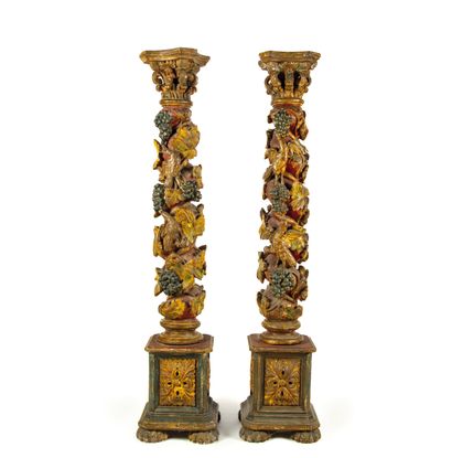 null Paire de colonnes torses d'autel en bois polychrome mouluré et sculpté. Le fût...