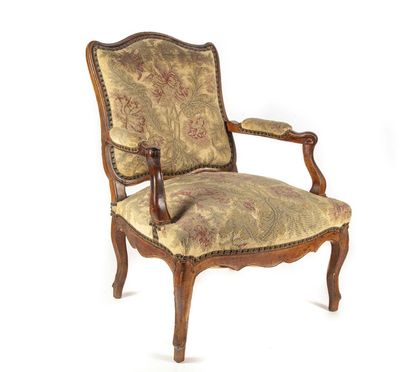 null Large fauteuil en bois naturel mouluré, dossier droit "à la reine" à partie...