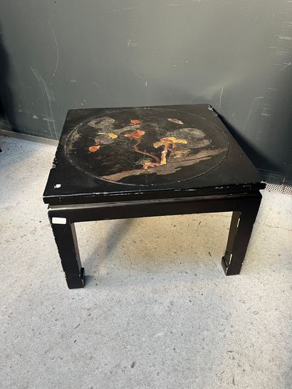 null CHINA
Small square coffee table in lacquered wood decorated on a black background...
