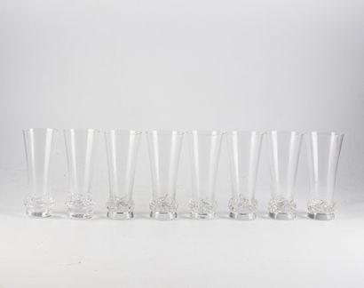 null DAUM - France 
Suite de 8 verres en cristal, la base de forme mouvementé
Signé...