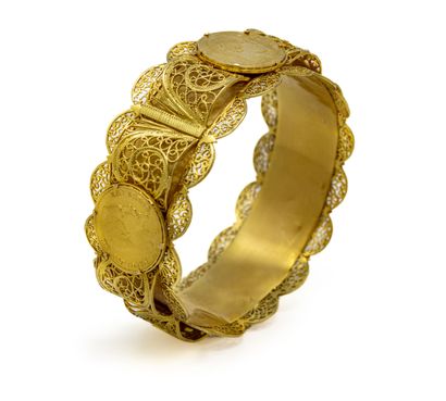 null Bracelet rigide en or jaune (750 millièmes) orné de 4 pièces de 20 francs or...