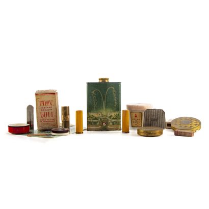 null LOT d'ARCHIVES de M. Pierre CAMIN (1908 - 1996) comprenant flacon à talc, poudriers,...