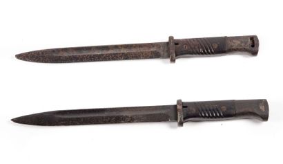 null Lot de deux baïonnettes Mauser 1884-86 3eme type sans fourreau. En l'état