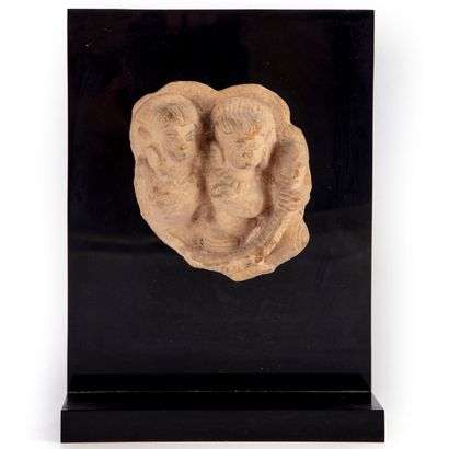 null INDE
Groupe en pierre sculptée représentant un couple en moyen relief
H. : 14...