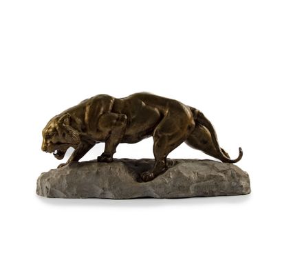 null James ANDREY (XIX - XXème), Lionne rugissante en bronze doré patiné posée sur...