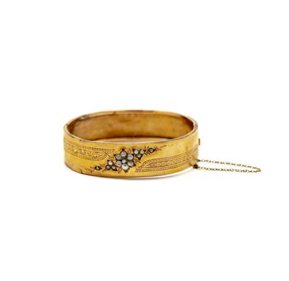 null Bracelet manchette en or jaune, poinçon charecon, à décor de petites perles...