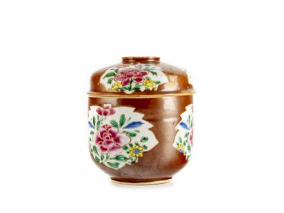 null Pot couvert en porcelaine émaillée à décor polychrome de fleurs en réserve sur...
