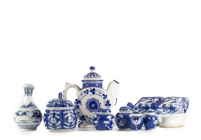 null Collection de céramiques à décor bleu et blanc comprenant mini potiches, théières,...