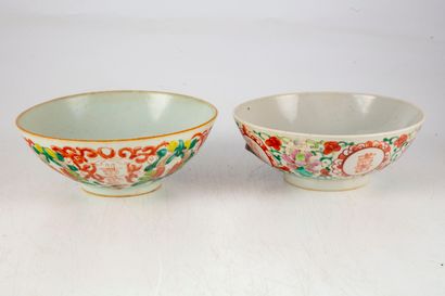 null CHINE 
Deux bols sur talon en porcelaine à décor floral stylisé encadrant des...