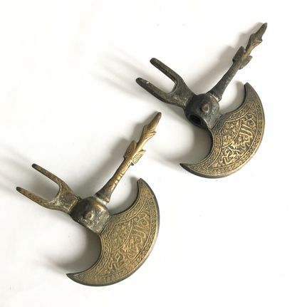 null Deux hachettes pour pistolet en fer à décor ciselé
Travail de style Ottoman
L....
