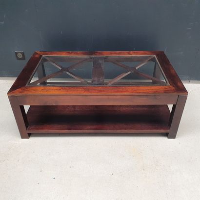 null Table basse en bois de forme rectangulaire, plateau en verre, entretoise formant...
