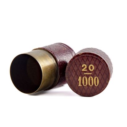 null Etui à pièces en laiton et deux cuirs rouge porte l'inscription "20 1000"
H.:...