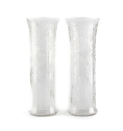 null Importante paire de vase de forme rouleau et cole légèrement évasé en cristal...