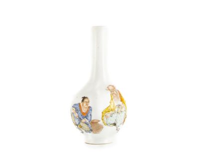null Petit vase de forme bouteille en porcelaine émaillé à décor polychrome de personnages
Marque...