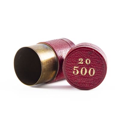 null Etui à pièces en laiton et cuir rouge porte l'inscription "20 500"
H.: 3,5 cm...