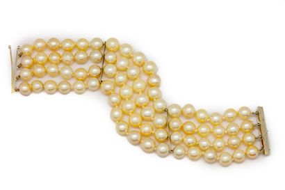 null Bracelet trois rangs de perles de culture, fermoir en or gris ponctué de di...