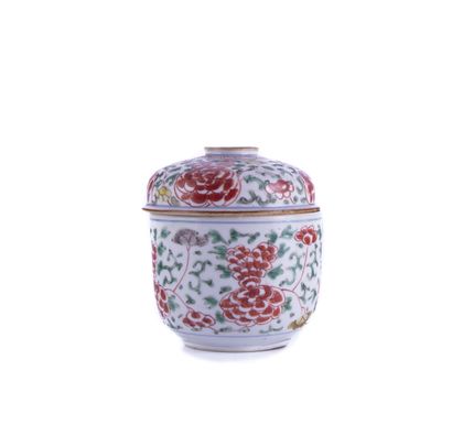 null Pot couvert en porcelaine émaillée à décor polychrome de fleurs et rinceaux...
