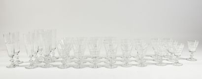 null Manufacture SAINT LOUIS 
Partie de service de verres en cristal taillée comprenant...