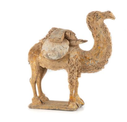 null CHINE - Epoque TANG (618-907)
Statuette de chameau en terre cuite, debout sur...