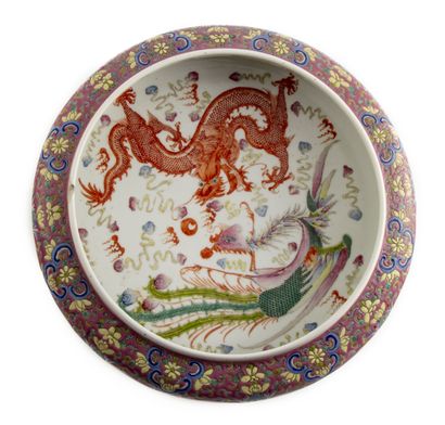 null Belle coupe de forme ronde en porcelaine émaillée polychrome à décor de dragon...