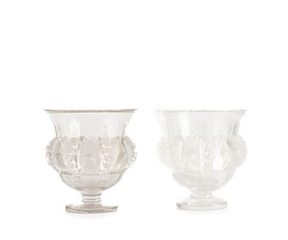 null LALIQUE - France
Paire de vases modèle "Dampierre" en cristal moulé pressé partiellement...