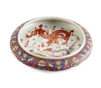 null Belle coupe de forme ronde en porcelaine émaillée polychrome à décor de dragon...