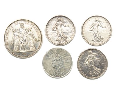 null Ensemble de 6 pièces en argent comprenant : 
- 3 pièces de 5 francs 1960, 1962,...