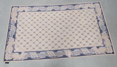null NOBILIS - Paris 
100% cotton carpet decorated with blue braces on a beige background....