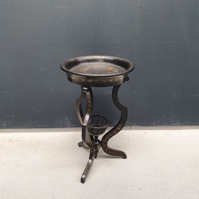 null Round pedestal table in blackened wood with floral decoration, tripod base 
H....