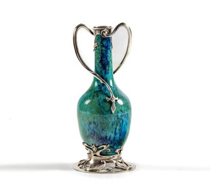 null Attribué à Paul MILLET à Sèvres
Vase en porcelaine bleu marmoréen, monture en...