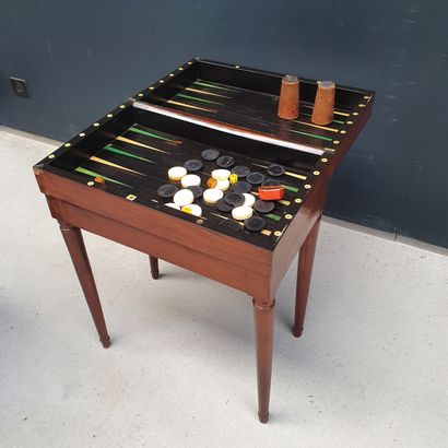 null Mahogany veneered backgammon table, resting on four sheath feet
H. 78 cm ; L....