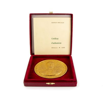 null Albert de JAEGER (1908-1992), Importante médaille commémorative en bronze doré...